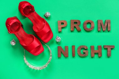 Yeşil arka planda kadın ayakkabıları, taç ve disko toplarıyla balo gecesi