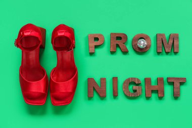 Yeşil arka planda kadın ayakkabıları ve disko topuyla balo gecesi