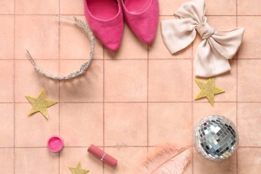 Taçlı kadın ayakkabılarından yapılmış çerçeve, bej kaplama arka planda yay ve disko topu.