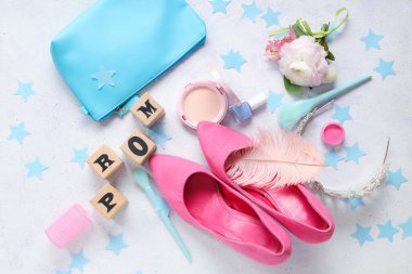 Yüksek topuklu ayakkabıları, tacı ve leylak renginde makyaj ürünleri olan kelime promumu