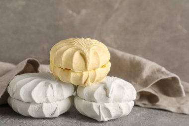 Gri arka planda tatlı zefirler