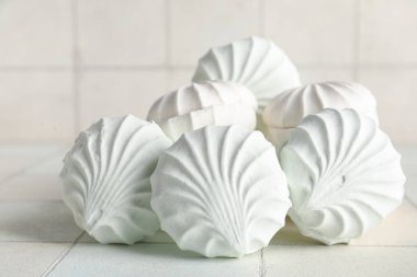 Hafif arka planda pek çok tatlı zefir