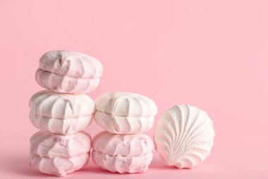 Pembe arka planda bir sürü tatlı zephyr