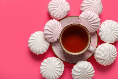 Tatlı zephyr ve pembe arka planda bir fincan çay.