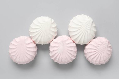 Gri arkaplanda tatlı zephyr