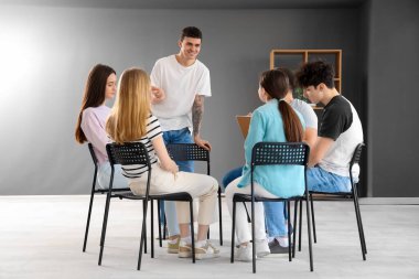 Genç adam grup terapisinde konuşuyor.