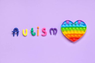 Renkli Kelime AUTISM Leylak arkaplanına yerleştir