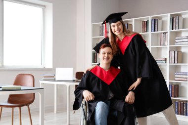 Üniversitede sınıf arkadaşıyla tekerlekli sandalyede.