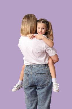 Mutlu aile annesi ve çocuğu birlikte leylak arka planda. Anneler Günü