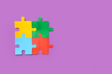 Mor arka planda renk bulmacası. Otistik bozukluk kavramı
