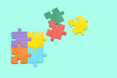 Cyan arka planda renk bulmacası. Otistik bozukluk kavramı