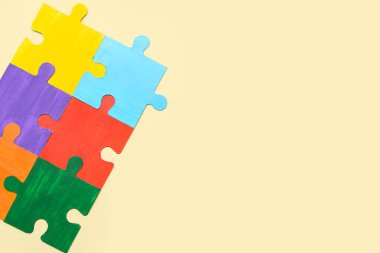 Açık sarı arkaplanda renk bulmacası. Otistik bozukluk kavramı