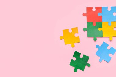 Pembe arka planda renk bulmacası. Otistik bozukluk kavramı