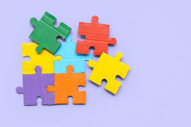 Leylak arka planında renk bulmacası. Otistik bozukluk kavramı