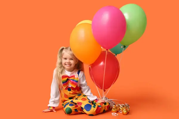 Lachend Klein Meisje Clownspak Met Ballonnen Oranje Achtergrond — Stockfoto