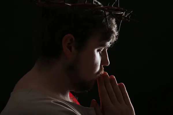 Άνθρωπος Ρόμπα Του Ιησού Και Στεφάνι Από Αγκάθια Προσεύχεται Φως — Φωτογραφία Αρχείου