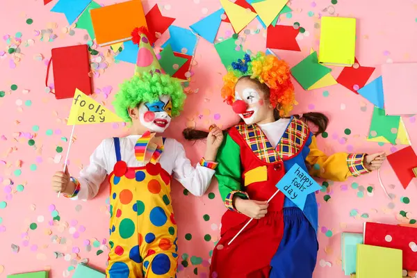 Roliga Små Barn Clown Kostymer Med Flaggor Och Böcker Rosa — Stockfoto