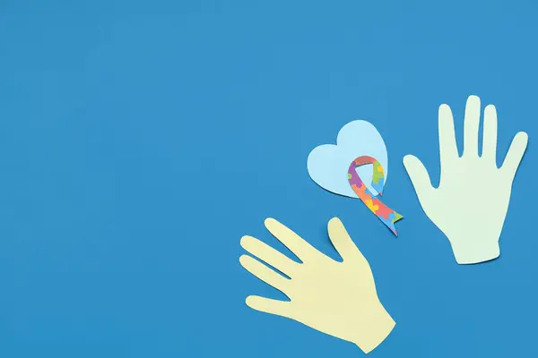 Паперові Руки Стрічка Обізнаності Серце Синьому Фоні Концепція Аутичного Розладу — стокове фото