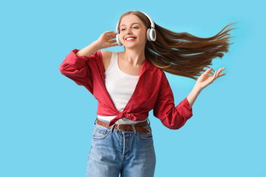 Mavi arka planda kulaklıklı kadın şarkıcı