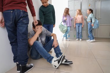 Okuldaki sınıf arkadaşlarına zorbalık eden küçük çocuklar.