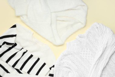 Renkli arka planda şık kadın kazakları, yakın plan.