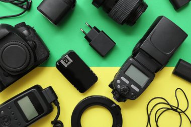 Renk arkaplanında farklı fotoğraf ekipmanlarına sahip kompozisyon