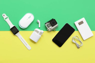 Renkli arka planda farklı modern aygıtlara sahip kompozisyon