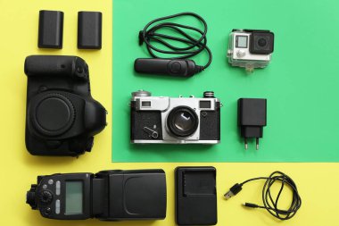 Renk arkaplanında farklı fotoğraf ekipmanlarına sahip kompozisyon