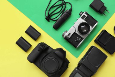 Renk arkaplanında farklı fotoğraf ekipmanlarına sahip kompozisyon