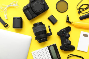 Sarı arka planda modern aygıtlarla kompozisyon