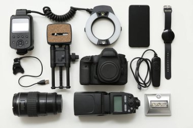 Aydınlık arka planda farklı modern aygıtlara sahip kompozisyon