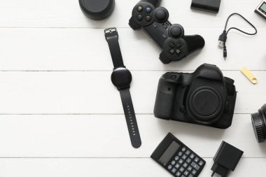 Hafif ahşap arka planda modern cihazlarla kompozisyon