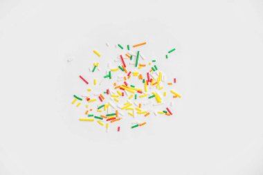 Beyaz arka planda serpiştirilmiş tatlı renkli serpintiler