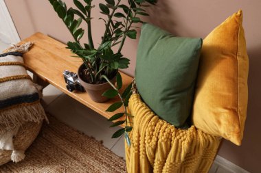 Şık yastıklı sepet ve bankta ekose, yakın plan.