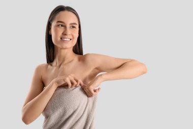 Arka planda duştan sonra havluyla güzel bir kadın.