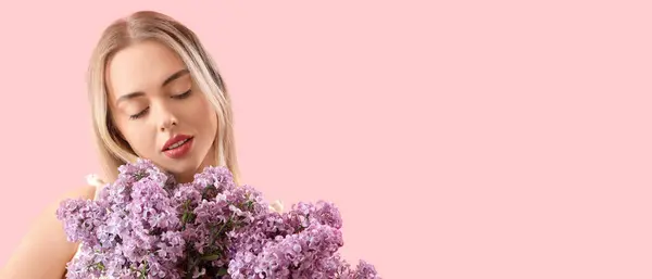 Söt Ung Kvinna Med Lila Blommor Rosa Bakgrund Med Utrymme — Stockfoto