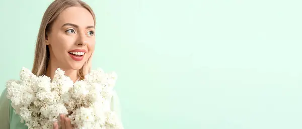 Söt Ung Kvinna Med Lila Blommor Ljusgrön Bakgrund Med Utrymme — Stockfoto