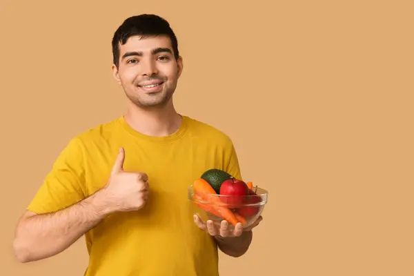 Молодий Чоловік Їжею Багатий Вітаміном Показує Великий Палець Бежевому Фоні — стокове фото