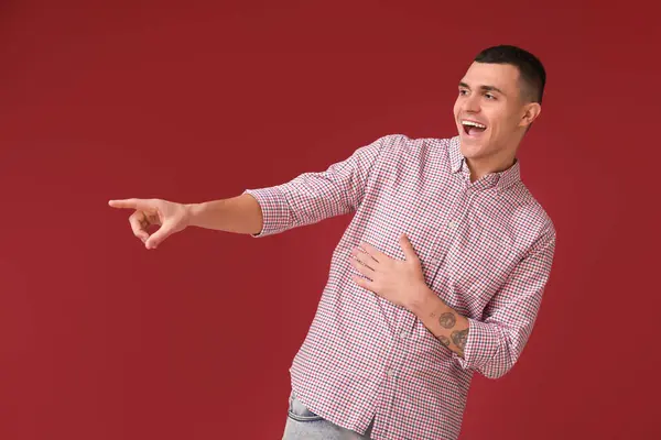 Mutlu Genç Adamın Portresi Gülüyor Kırmızı Arka Plandaki Bir Şeye — Stok fotoğraf