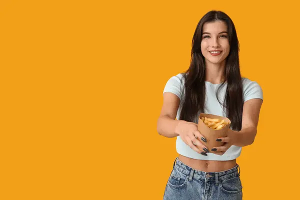 Schöne Junge Frau Mit Pommes Auf Gelbem Hintergrund — Stockfoto
