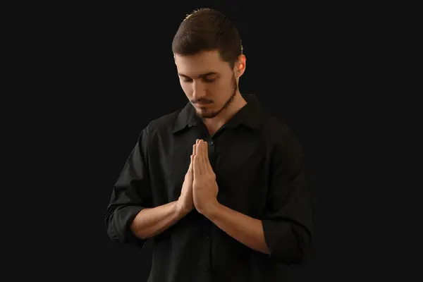 Νεαρός Άνδρας Που Προσεύχεται Μαύρο Φόντο — Φωτογραφία Αρχείου