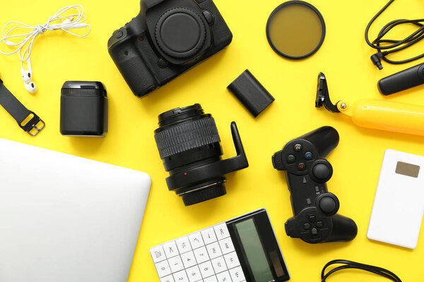 Композиция с современными гаджетами на желтом фоне