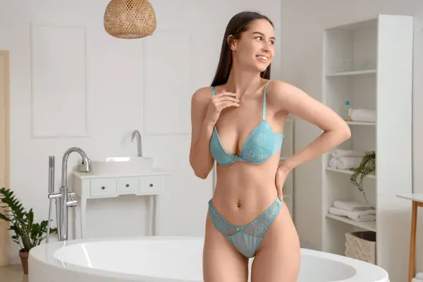 Sexy Jovem Mulher Vestindo Roupa Interior Banheiro — Fotografia de Stock