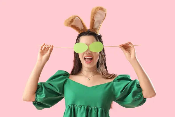 Hermosa Mujer Orejas Conejo Con Huevos Pascua Papel Sobre Fondo —  Fotos de Stock