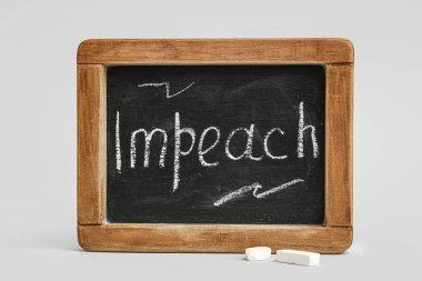 Beyaz arkaplanda IMPEACH sözcüğüyle tebeşir tahtası