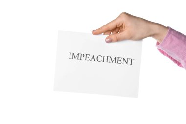 Beyaz arka planda IMPEACHMENT pankart posteri tutan kadın