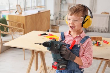 Odada matkabı olan şirin bir inşaatçı.