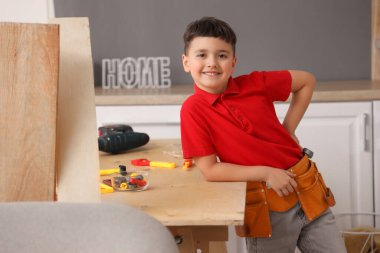 Odada oyuncak aletleri olan şirin bir müteahhit.