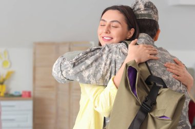 Paskalya Günü 'nde askerî kocasını kucaklayan genç bir kadın.