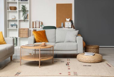 Kanepesi, sehpası ve yastığı olan modern oturma odası.